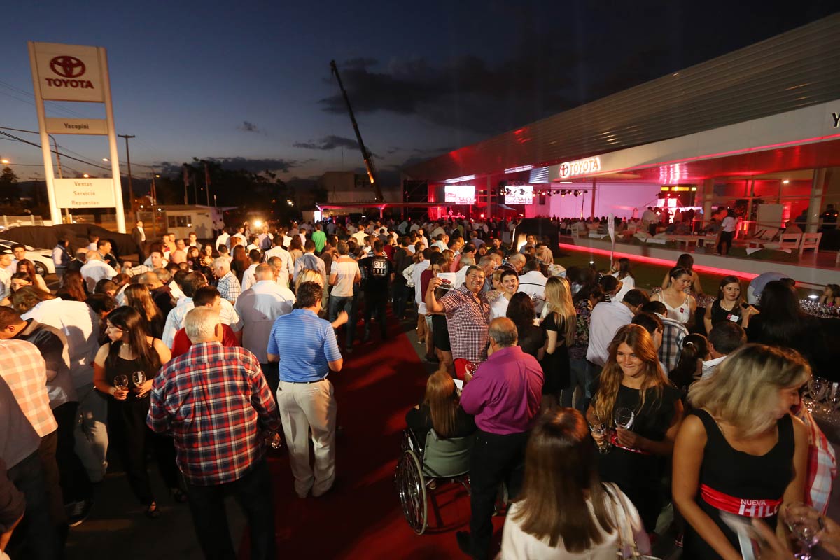 Toyota-Yacopini-Hilux-1