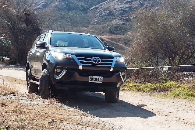 Toyota SW4 en las sierras