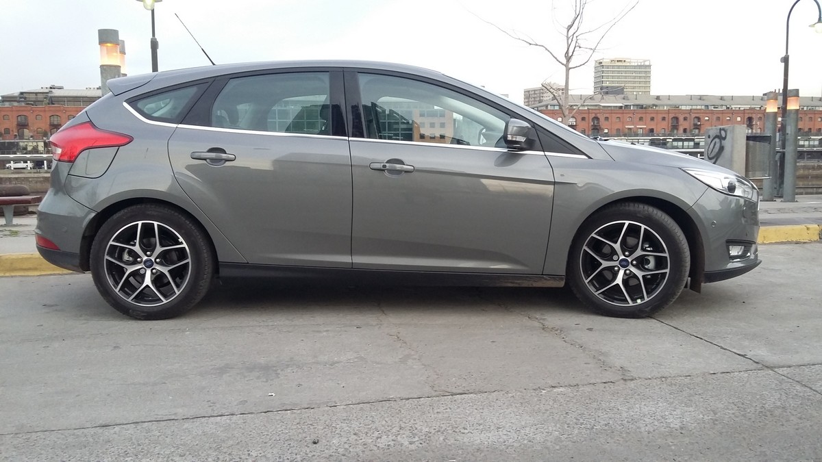 ford-focus-de-costado
