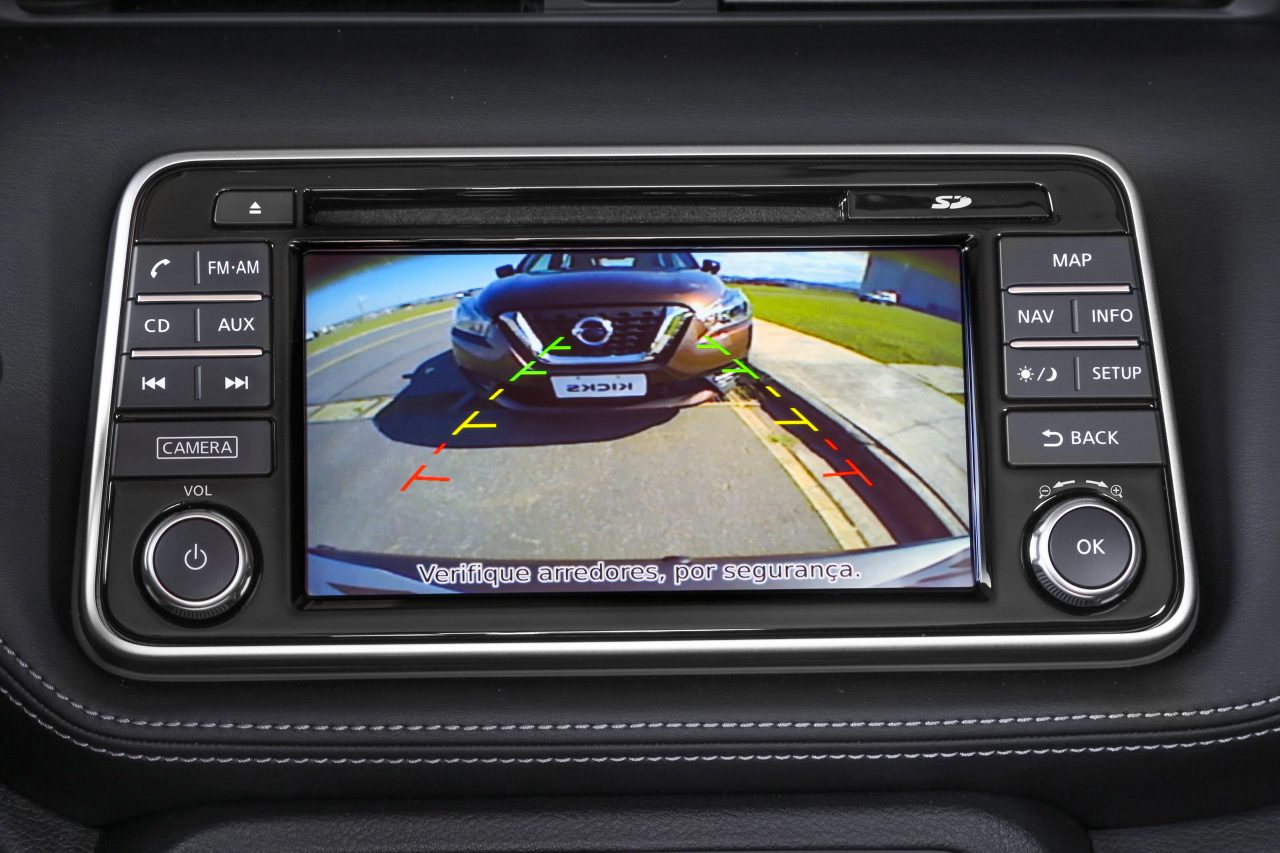 kicks interior exclusive 2