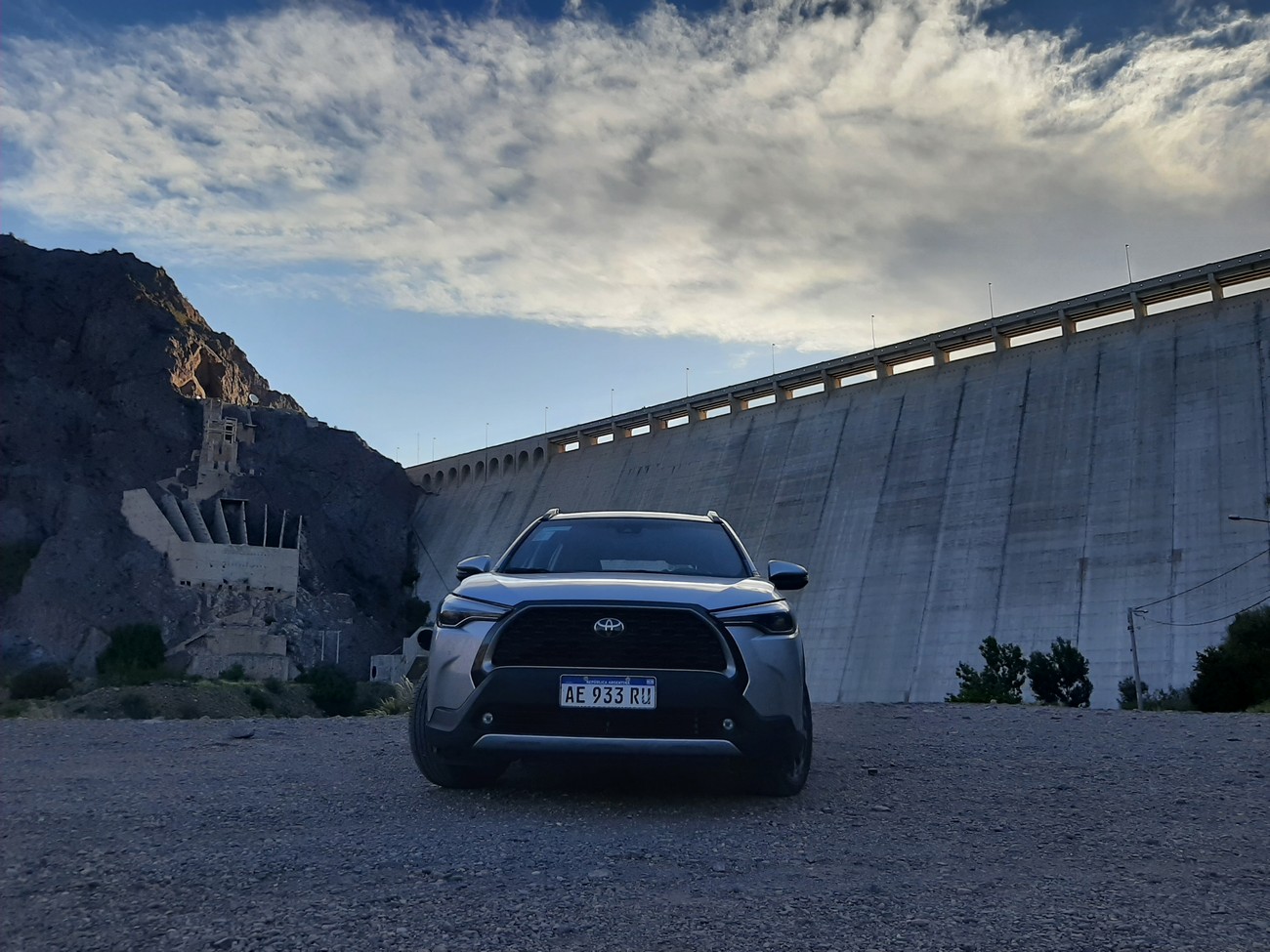 Toyota Corolla Cross frente gris SR