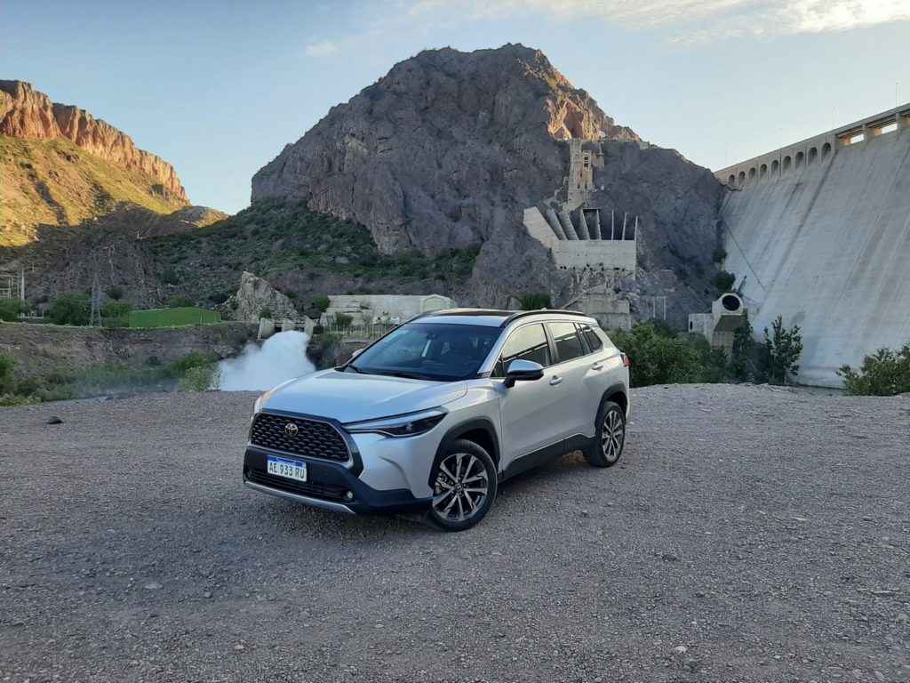 Toyota Corolla Cross gris montañas