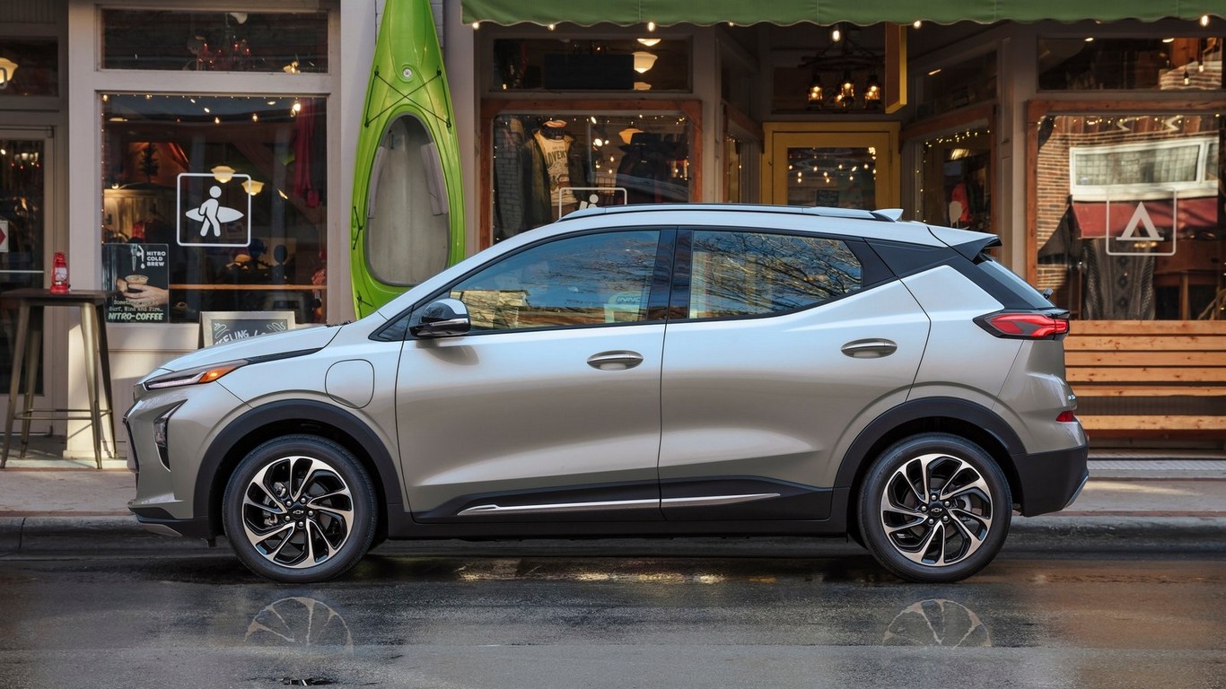 Chevrolet-Bolt_EUV-2022-gris