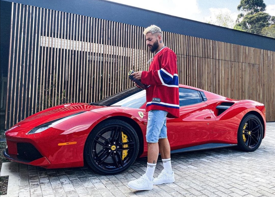Maluma y su Ferrari.