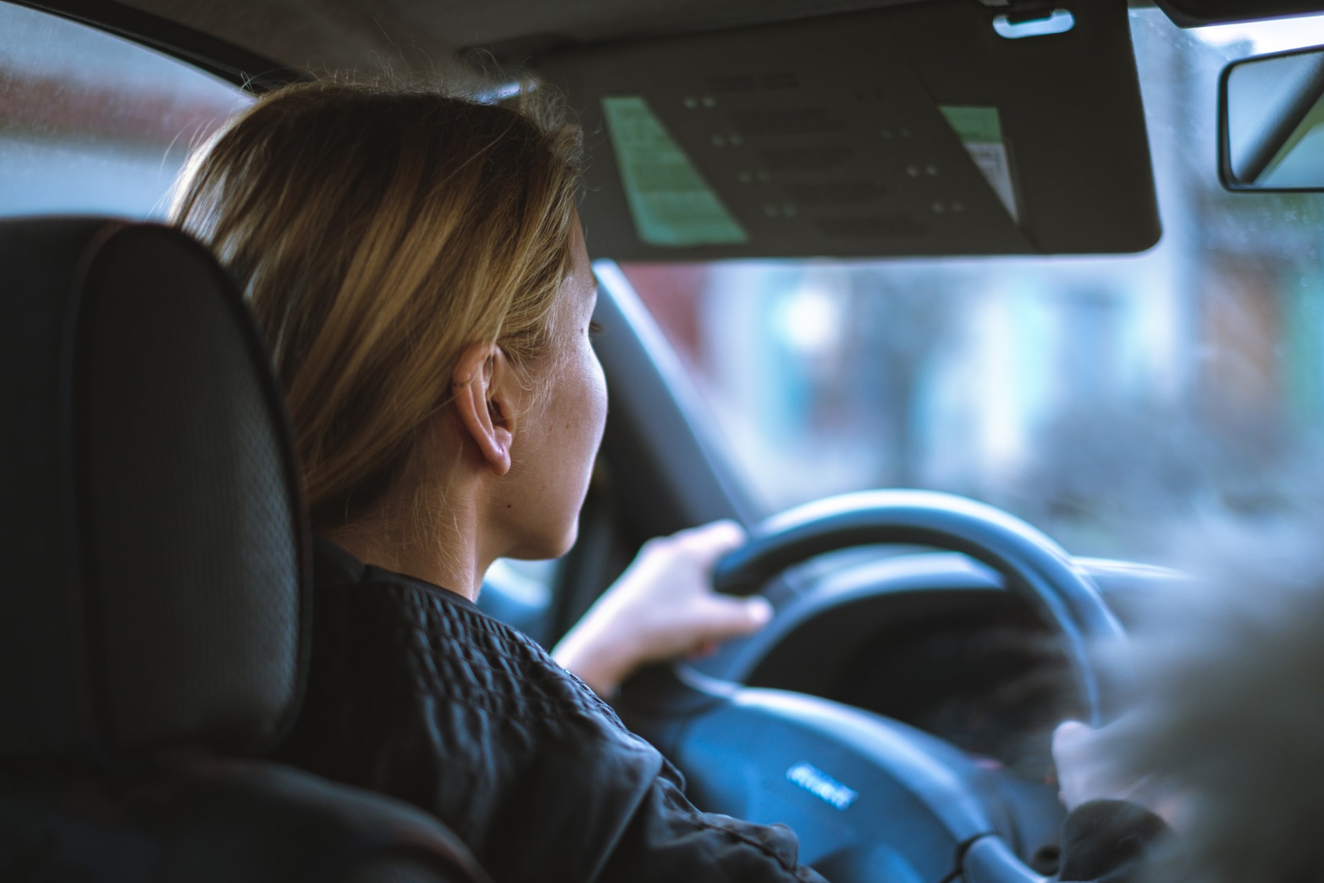 mujer conduciendo
