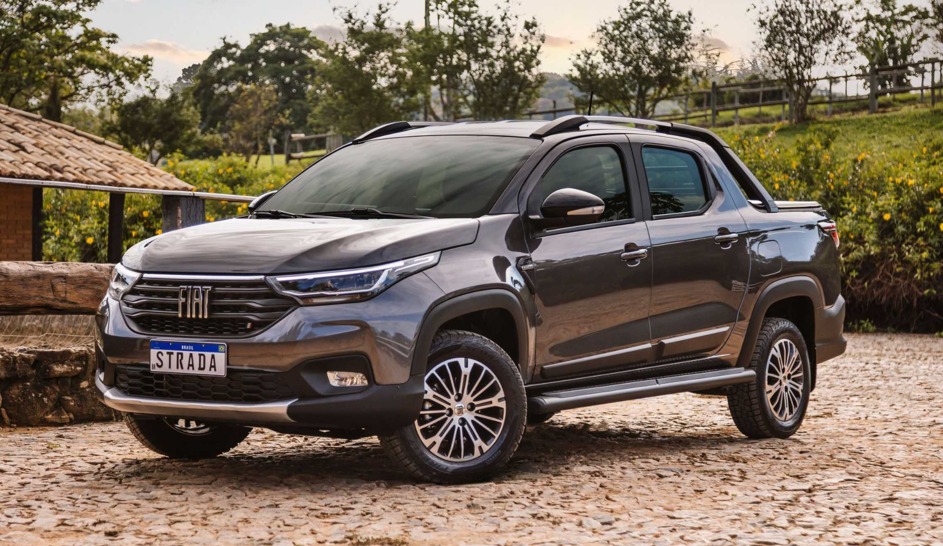 Fiat Strada Turbo de color gris.