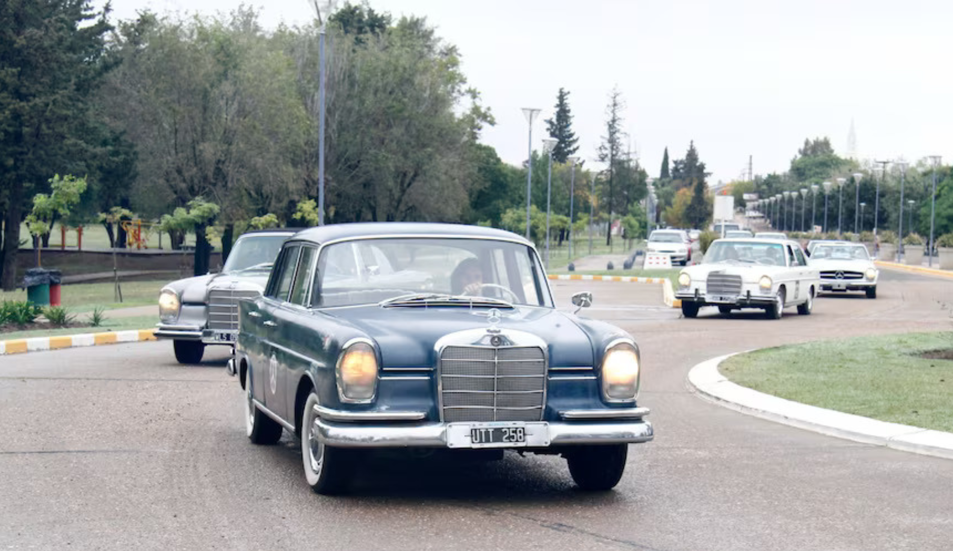 El Mercedes Benz 220 SE.