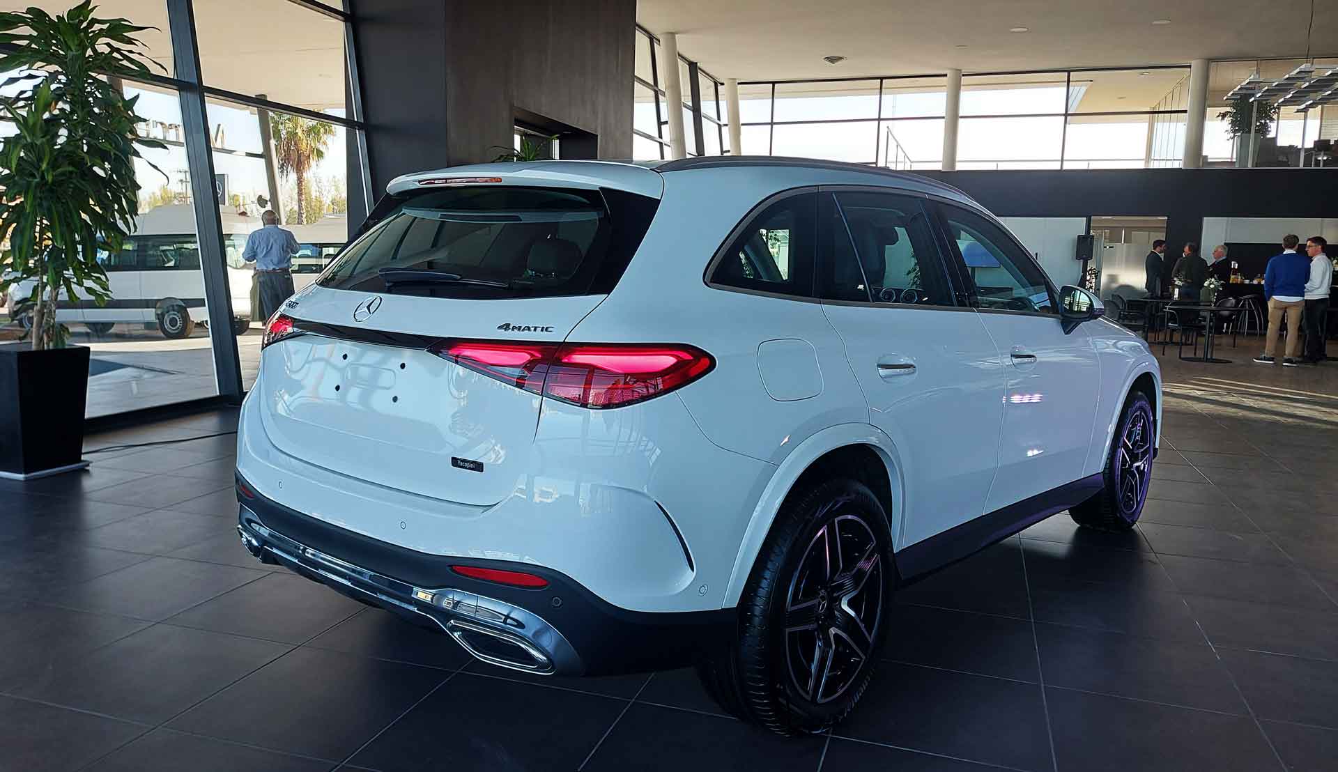 Mercedes-Benz-GLC-300-4Matic-Yacopini-posterior