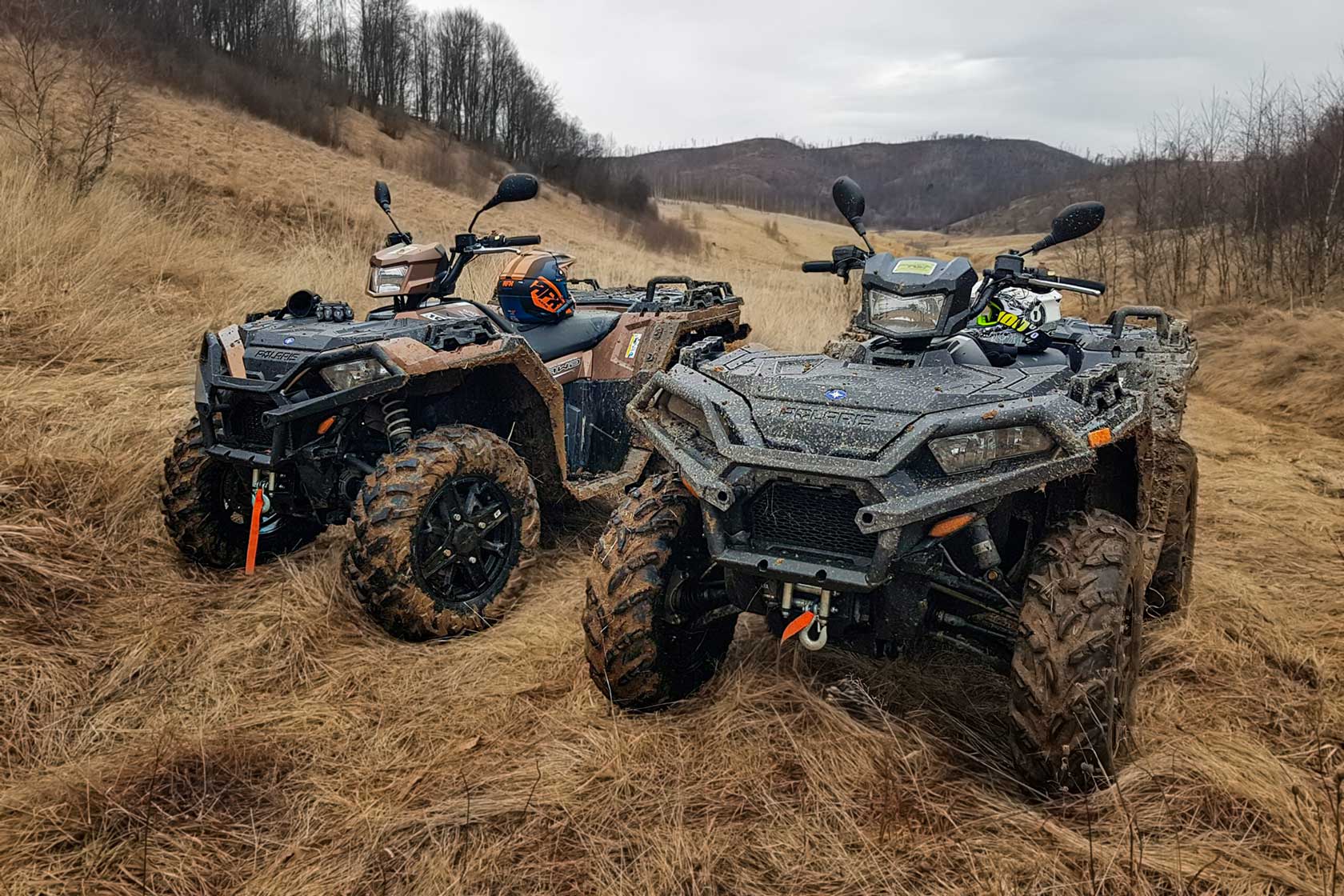 Dos cuatrimotos, estacinados en un atardecer