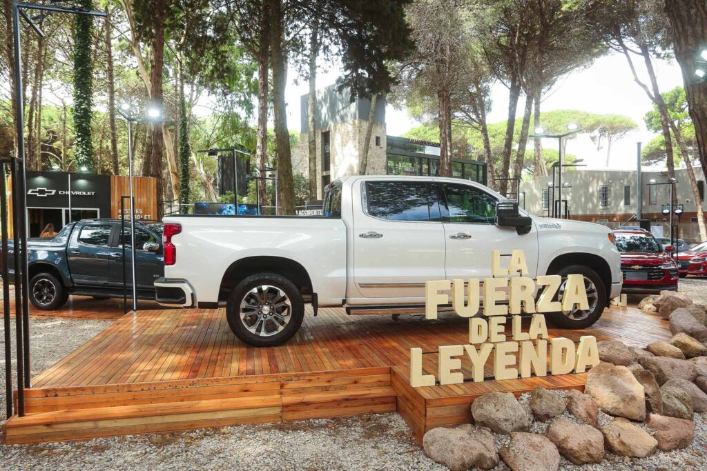 Chevrolet-Silverado-High-Country-Stand-Carilo
