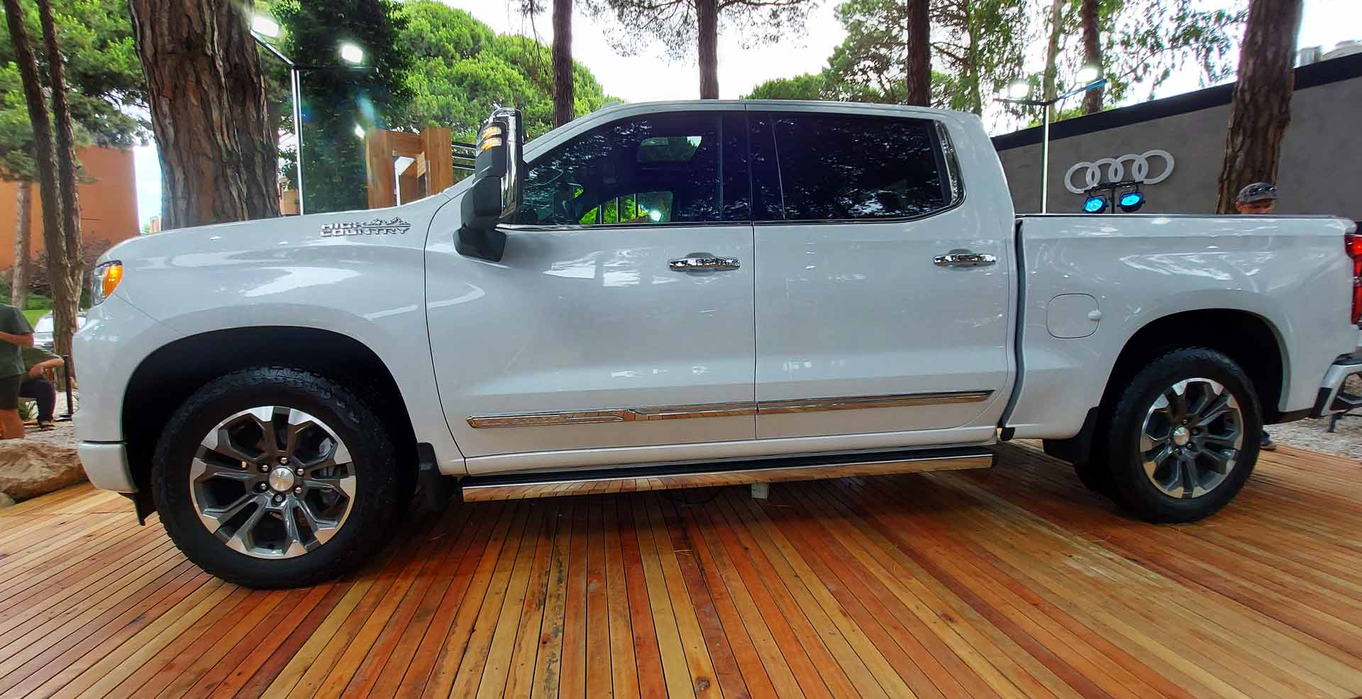 Chevrolet-Silverado-High-Country-lateral