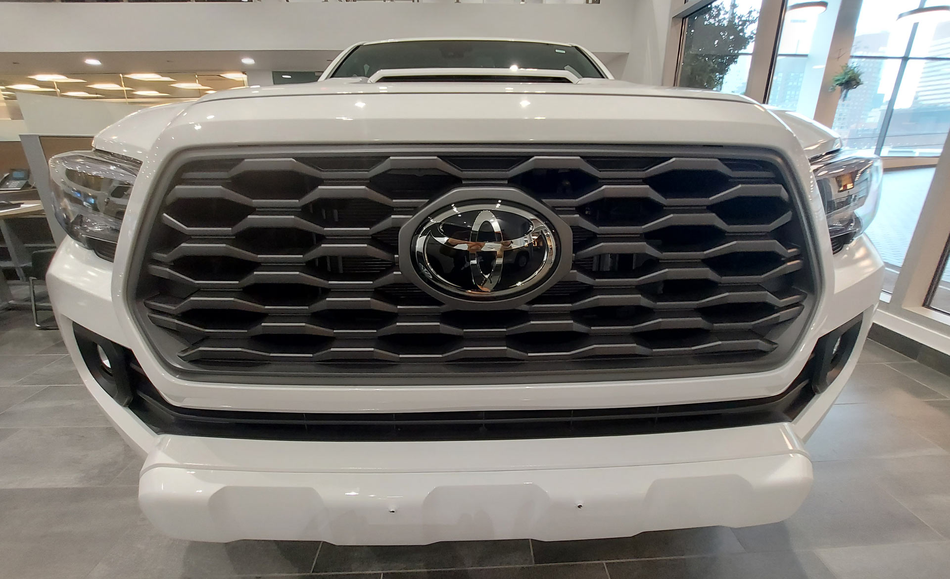 Tacoma-MY-2023-blanca-frente-precio